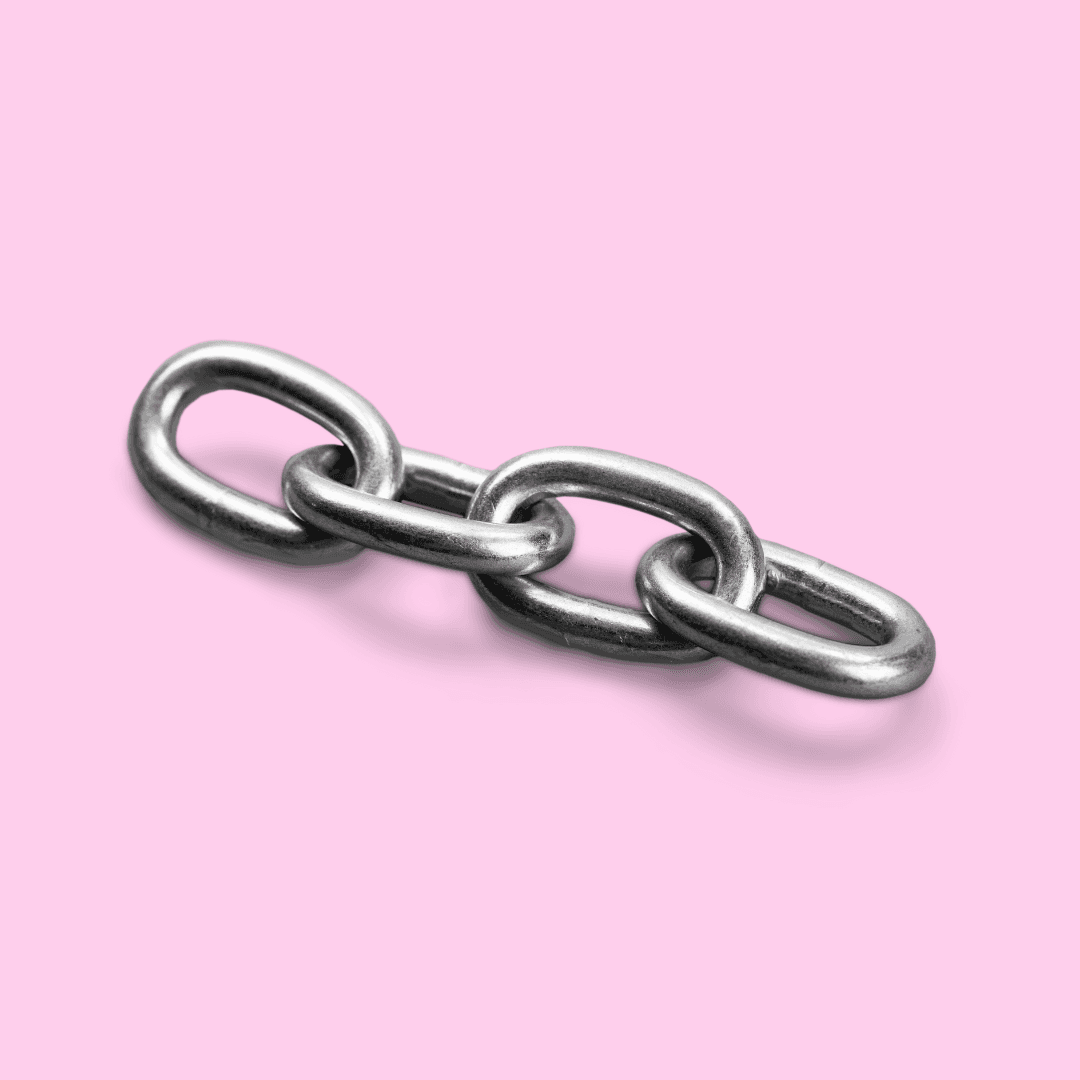 Metal chain link on pink background, symbolizing internal linking in SEO for bloggers.