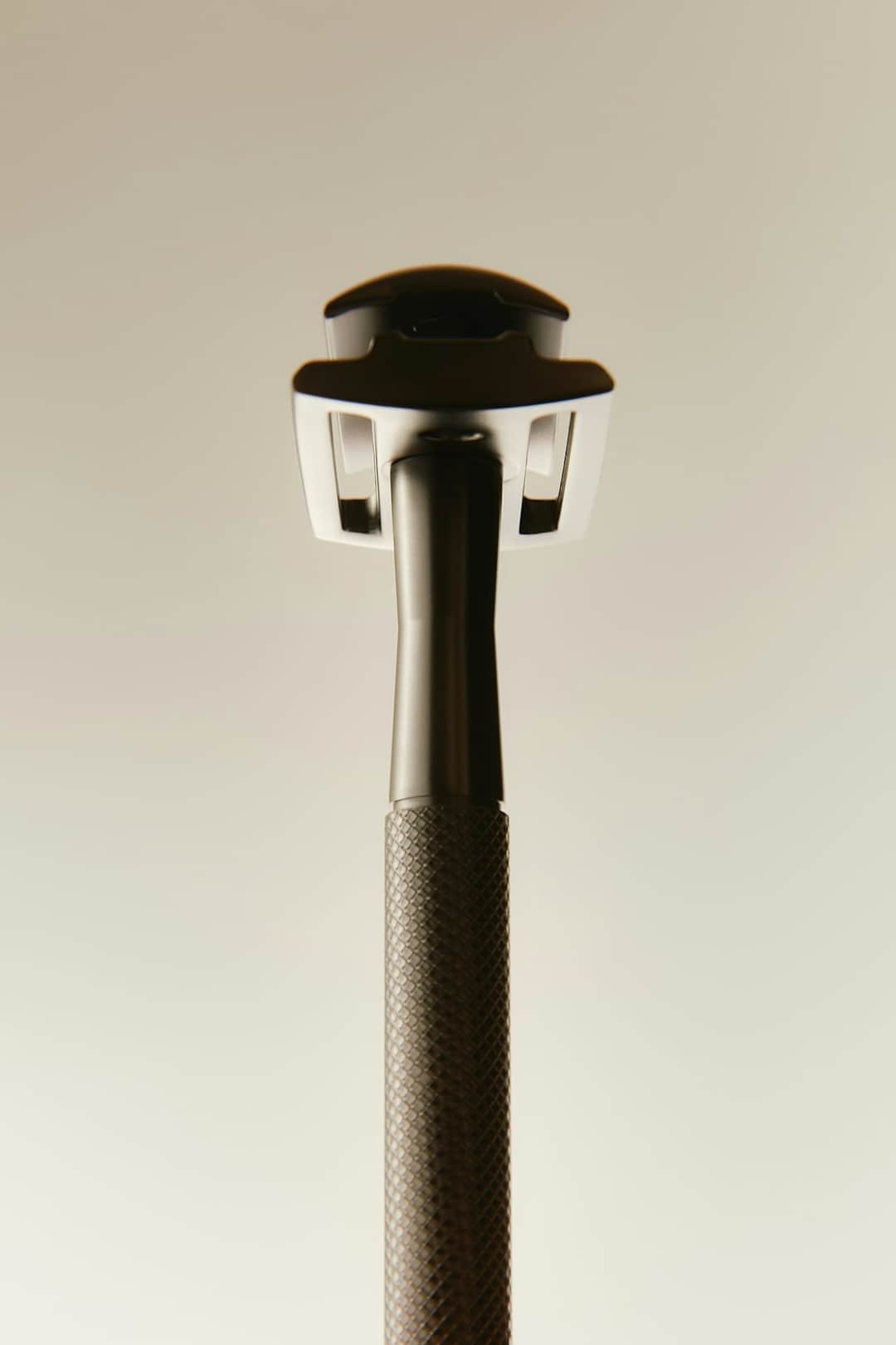 Men's safety razor with textured handle and black cap