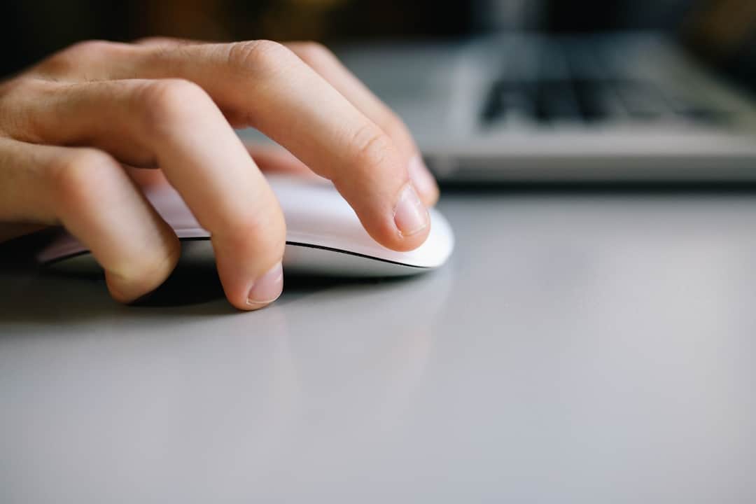 Marketer controlling computer mouse to optimize PPC budget