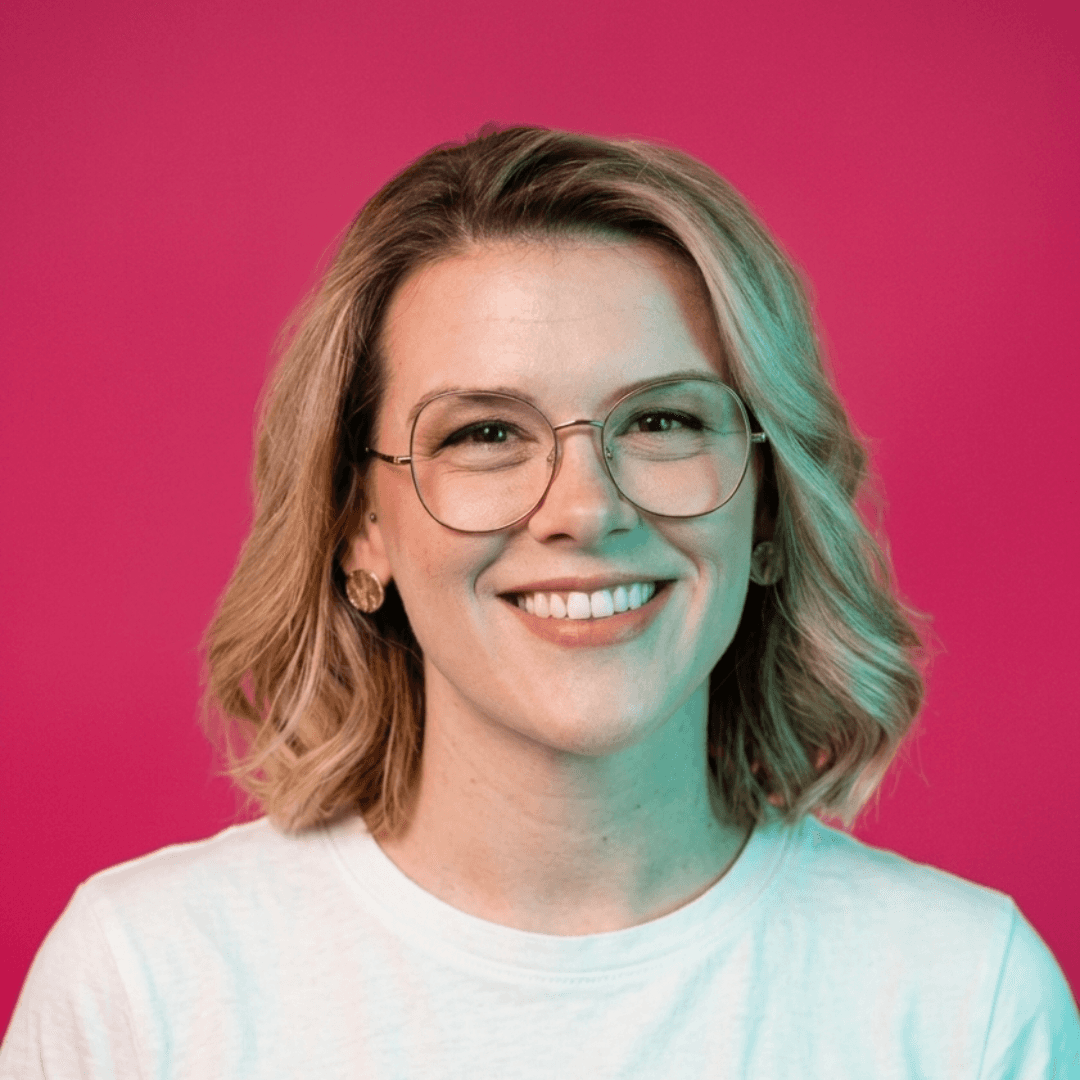 Elisha, Salience search marketing specialist, wearing glasses and smiling