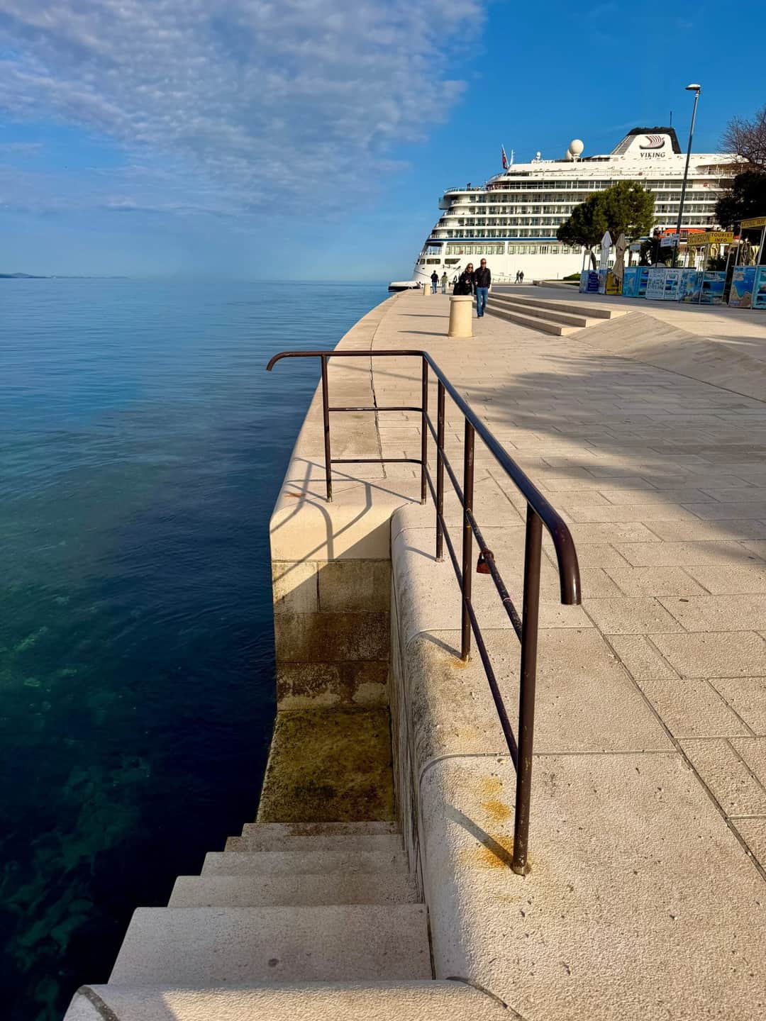 Scenic view of a cruise ship at Zadar's waterfront with clear blue skies. (Photo: Vladimir Srajber via Pexels)