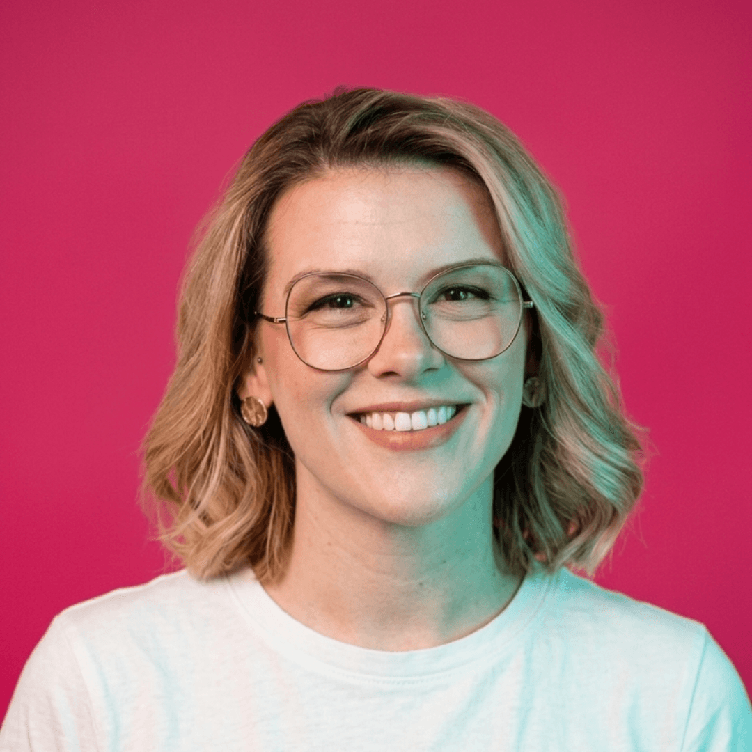 Elisha, Salience search marketing specialist, wearing glasses and smiling